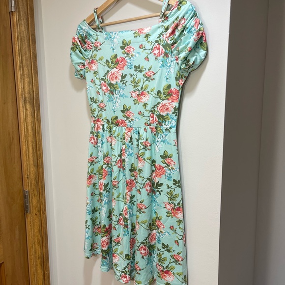 NEW REBORN | LIGHT GREEN FLORAL MIDI DRESS WITH ADJUSTABLE STRAPS | SIZE M - Picture 2 of 8